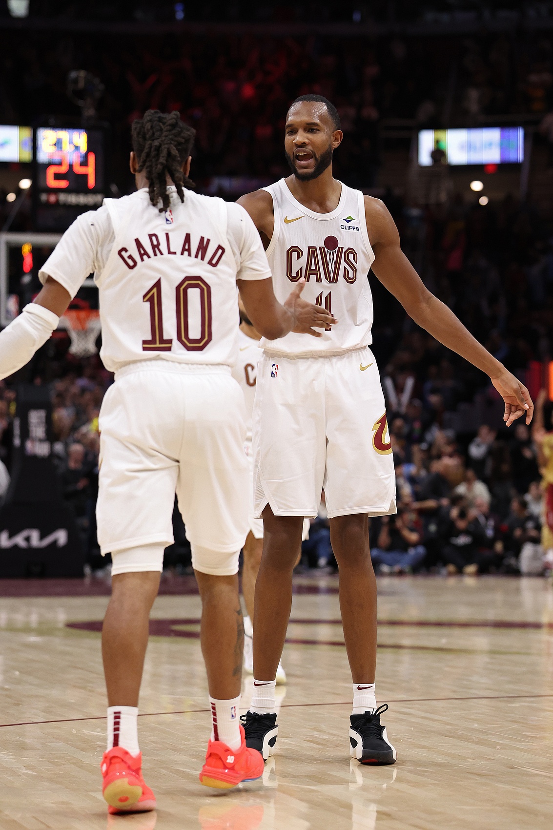 九游体育太狠了！上海海港赛前篮板制胜克里夫兰骑士围绕全明星赛战术微调，丹佛掘金迎来里程碑备战荷甲的简单介绍